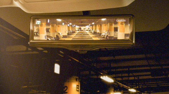 Retrovisor inteligente da Nissan utiliza tela de LCD no espelho