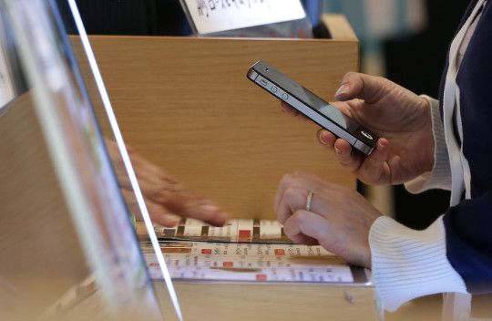 BN-BF927_apple0_GR_20140124200616