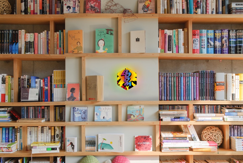 Protonet ZOE in boekenkast