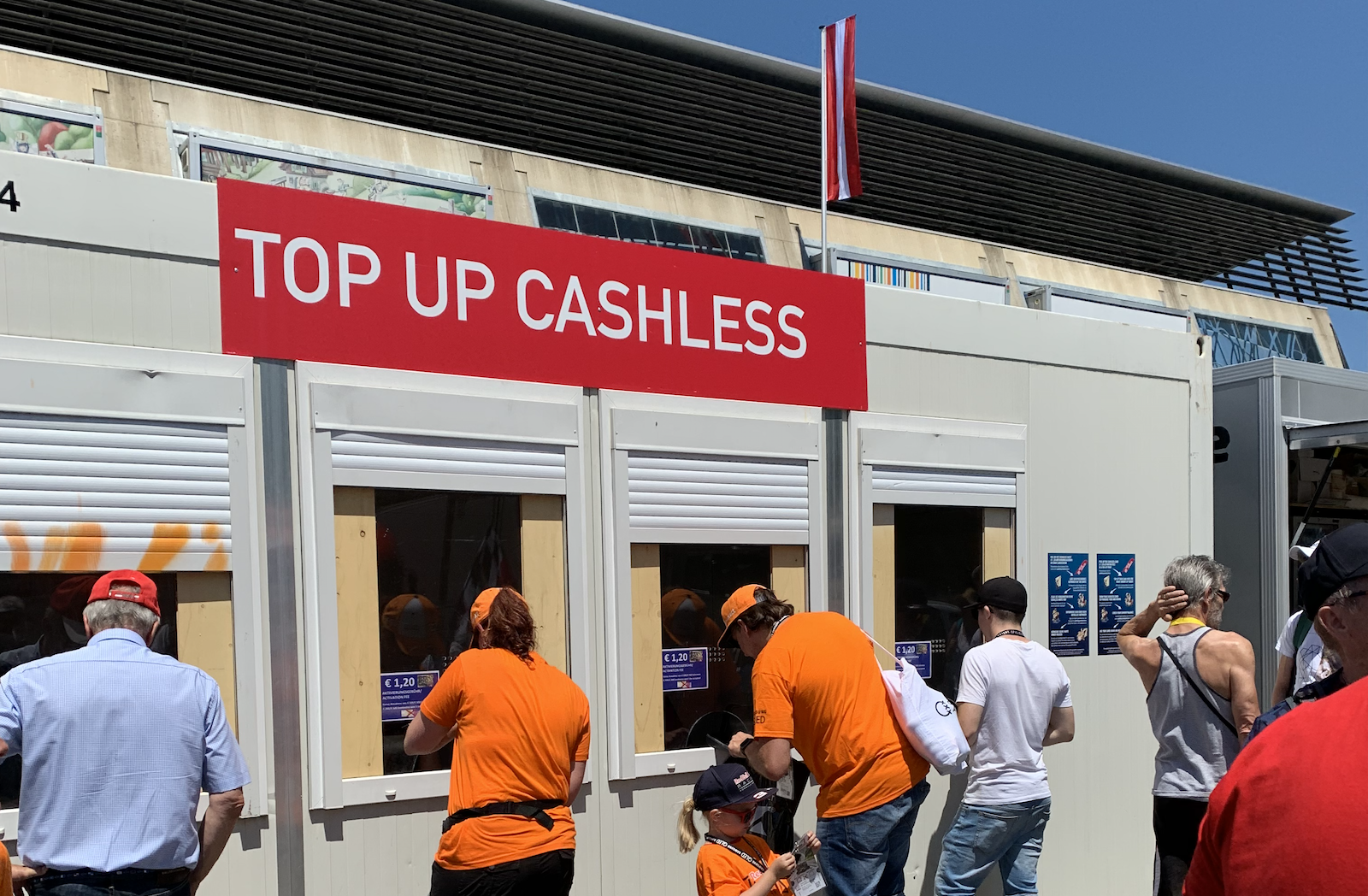 Op diverse plekken kon je je betaalkaart opladen